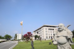 走进汗青，感触名人魅力|品尝名人雕塑的怪异韵味